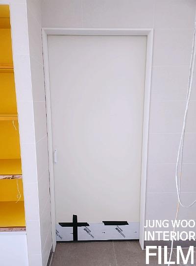 꼼꼼한 라인을 잡기 위해 집중하던 도어 시공 과정
