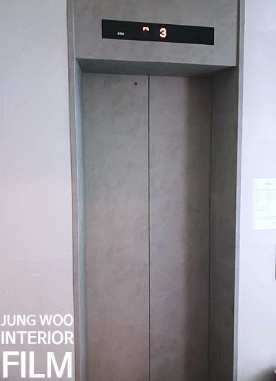 디스플레이와 문틀이 보이는 엘리베이터 외부 전경