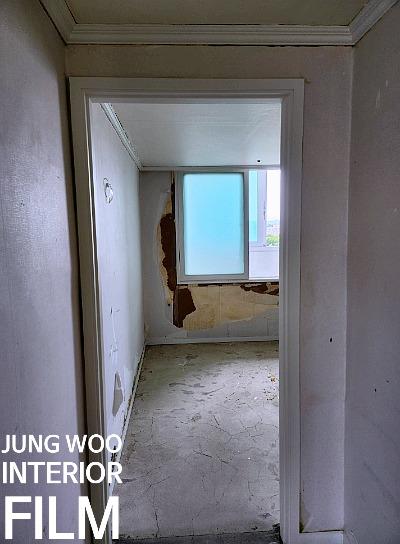 복도 끝방 창문이 보이는 콘크리트 바닥의 복도