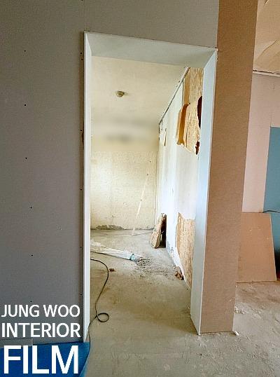 설치된 문틀과 마감 전의 복도 모습