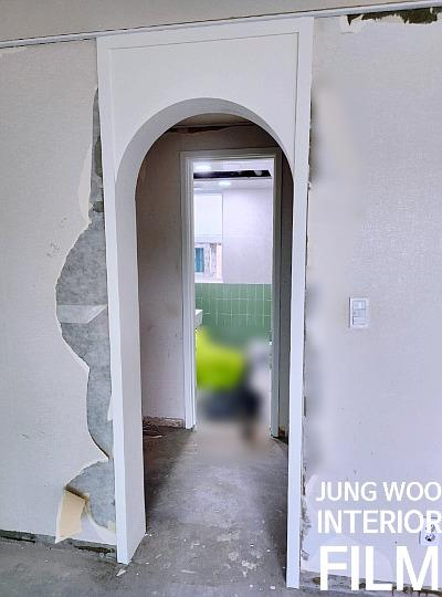 아치형 문틀이 설치된 복도 공간