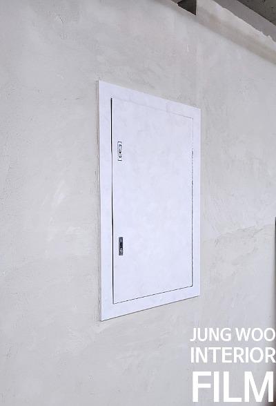 금속 핸들이 부착된 흰색 도어의 표면