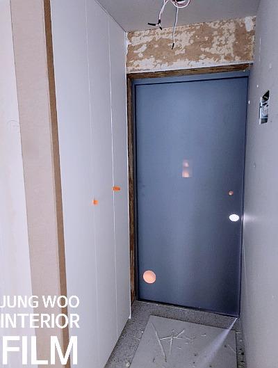 파란색 도어와 전선이 노출된 복도 공간