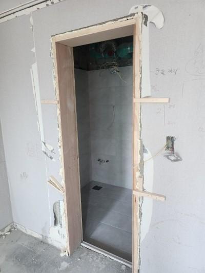 목재 프레임과 노출 배관이 보이는 내부 구조