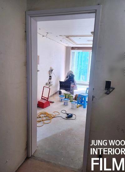 작업 도구들이 놓여 있는 미마감 벽면 공간