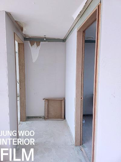 벽면 페인트가 벗겨진 복도의 기초 상태