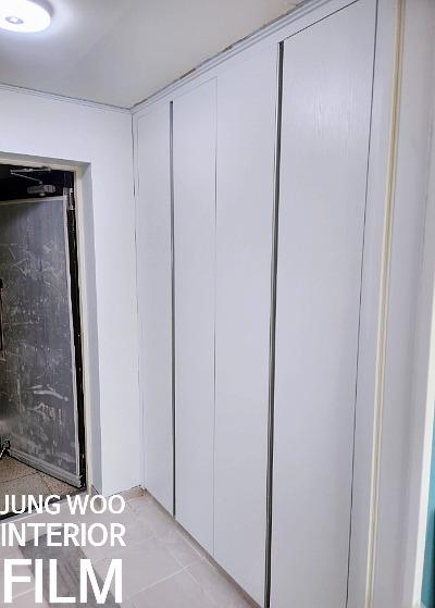 불투명 도어 패널이 적용된 수납장 작업