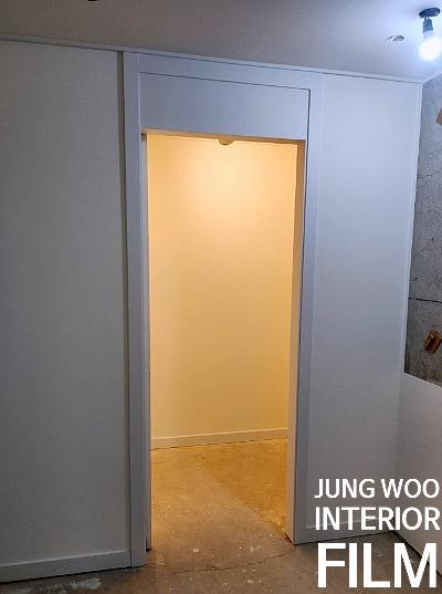 노란 조명이 비치는 슬라이딩 도어 구간
