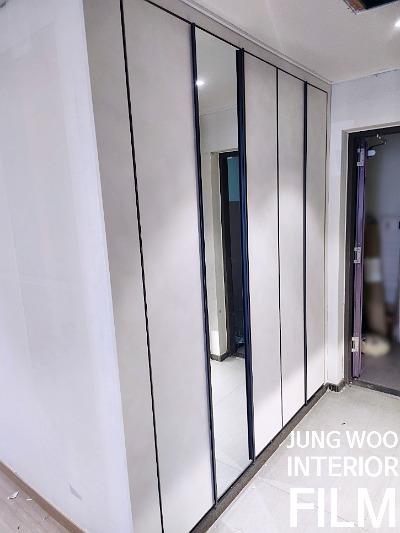 검은색 테두리의 슬라이딩 도어와 흰색 타일 바닥