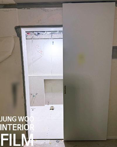 타일 작업 중인 벽면과 노출 전선이 보이는 문