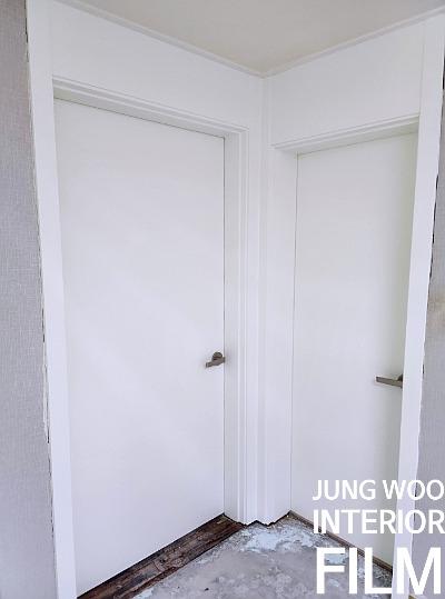 흰색 문과 벽면이 있는 복도의 작업 상태
