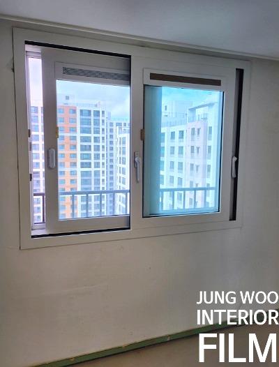 창문 프레임의 면을 잡으며 부착하는 모습