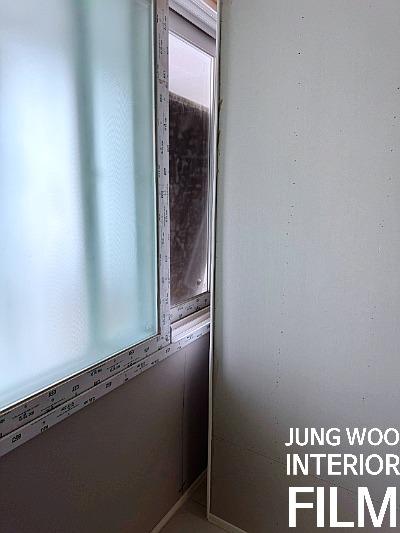깔끔하게 정리 중인 창호 주변 모습