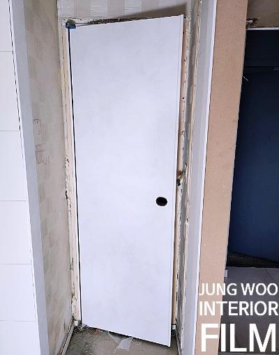 문과 프레임 상부의 힌지 노출 상태