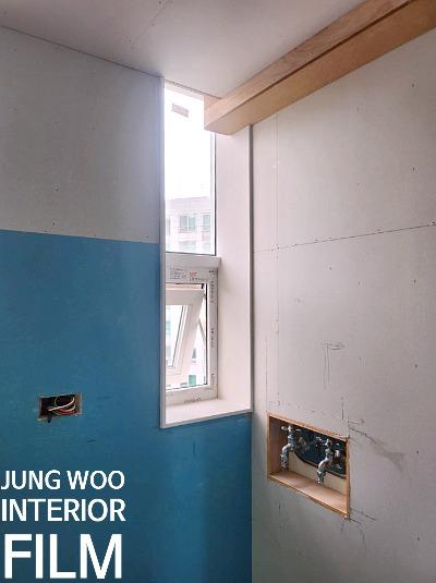 수전 구멍이 보이는 파란색과 흰색의 벽면