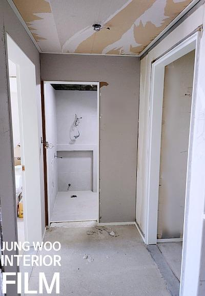 도배 작업 중인 복도와 콘크리트 바닥