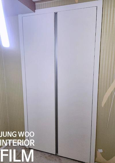 불투명 도어 패널과 수납장의 작업 전 상태