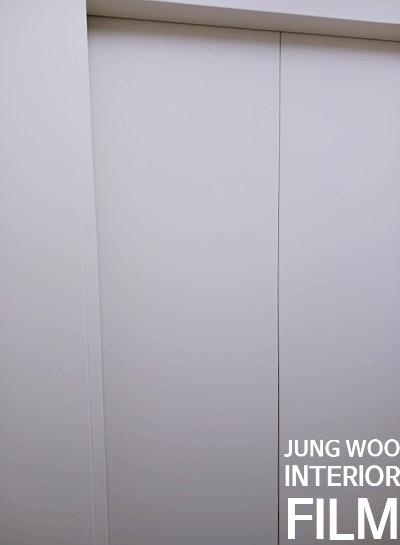 흰색 벽면과 문이 맞닿은 근접 모습