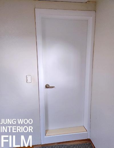 우드톤 바닥 위에서 진행된 최종 점검 모습