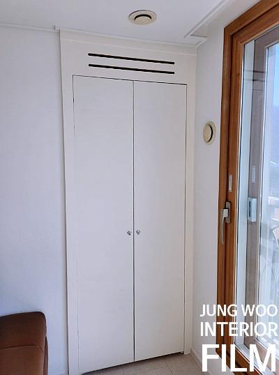 수납장 하단과 바닥면의 최종 마감 점검