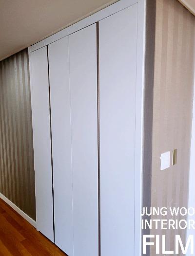 베이지 줄무늬 벽지와 화이트 슬라이딩 도어의 조합