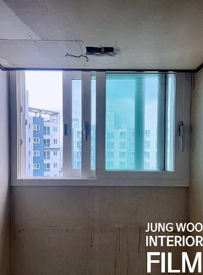 창문 프레임의 최종 마감 전 모습