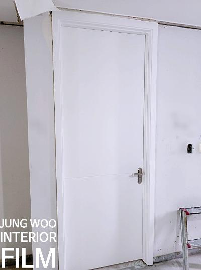 모든 시공이 완료된 깨끗한 문짝과 문틀