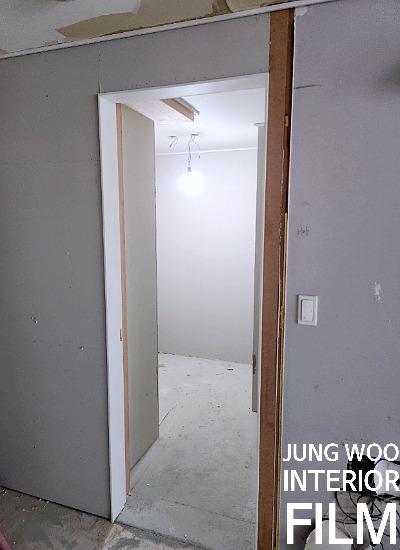 전구 하나에 의지해 비춰지는 빈 복도