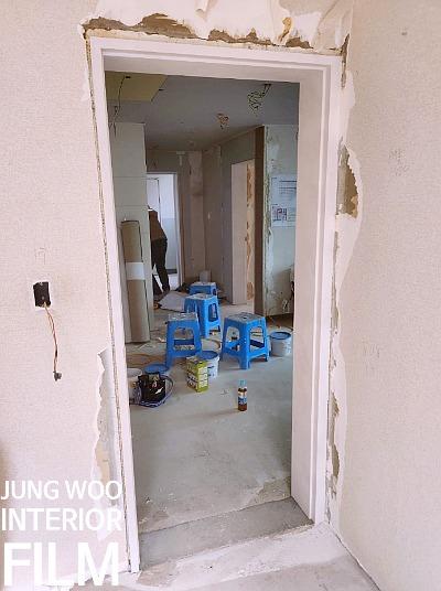 바닥에 놓인 수공구와 작업 도구들