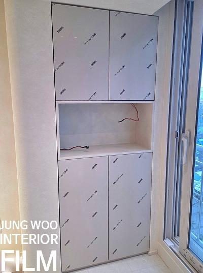 수납장과 창문 주변의 정교한 컷팅 마감