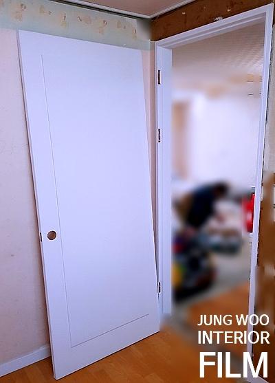 정교하게 밀착된 도어 힌지 부분의 완성 모습
