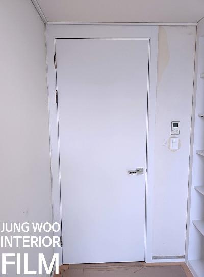수납장 전면 필름 밀착 시공 모습