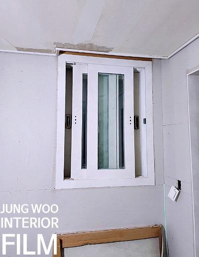 양개 여닫이 구조의 흰색 창호와 벽면