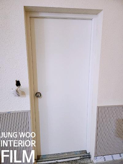 힌지가 노출된 여닫이 도어와 프레임 상부