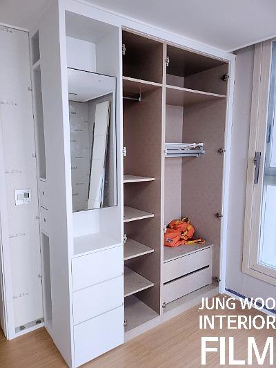 창가 빛이 스며드는 깨끗한 화이트 수납장 디테일