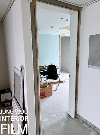 문틀이 막 설치되었던 공사 초기 단계