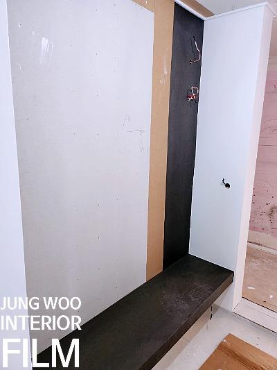 전기 장치가 노출된 실내 작업 공간