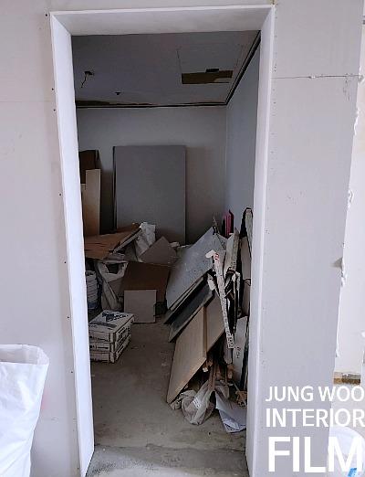마감 전 바닥에 자재가 쌓인 문틀 주변