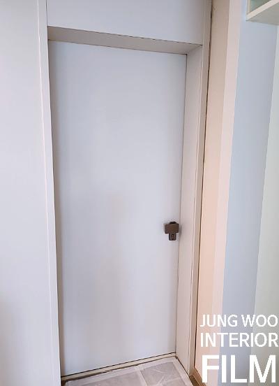밝은 화이트 톤으로 완성된 현관 전경