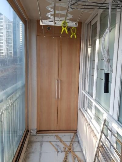 필름 시공 전, 기존 색상이 남아있는 수납장 상태