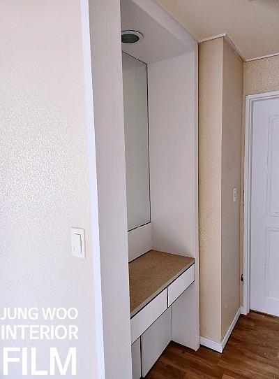 수납장과 도어 패널이 정돈된 완성 모습