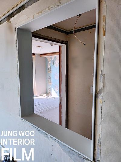전선이 노출된 상태의 실내 공사 현장