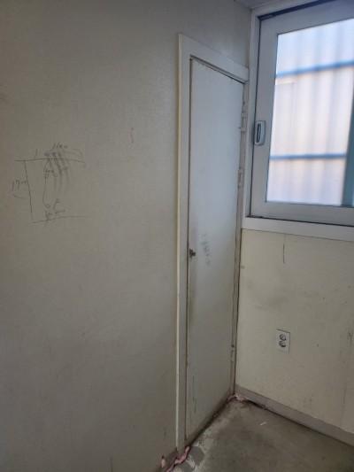 다른 창문 프레임에 필름을 입히는 과정