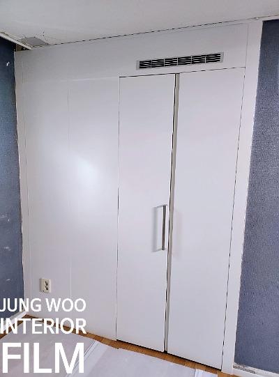 화이트 슬라이딩 도어로 깔끔해진 드레스룸 완성샷