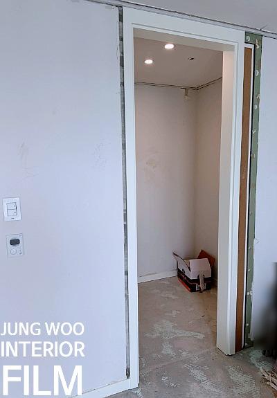 전기 스위치와 철거 흔적이 보이는 벽면