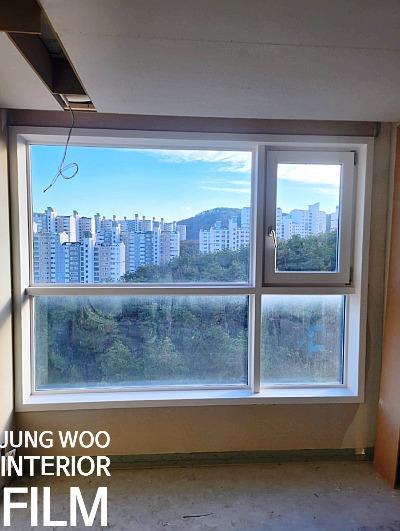 외부 풍경이 반사되는 창호 유리와 실내 공간