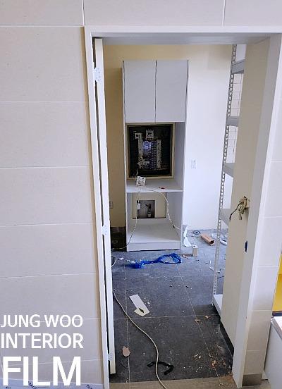 소형 도구로 표면을 정리하는 최종 마감 장면