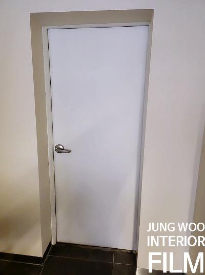 도어 프레임과 유리 패널의 접합부