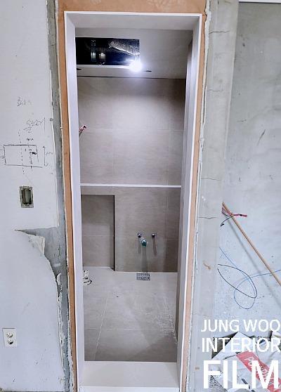 수전만 설치된 정갈한 상태의 욕실