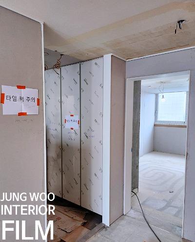 목재 천장과 보드가 설치된 작업 현장